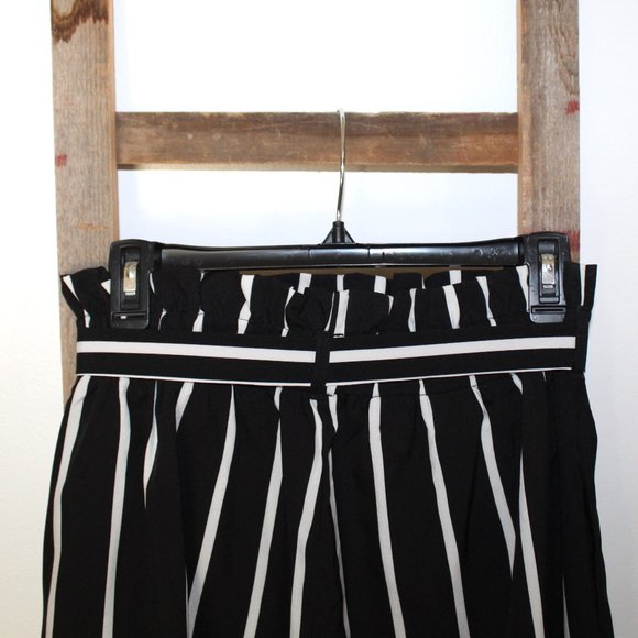 Striped Tie Waist Paperbag Shorts - Picture 4 of 10
